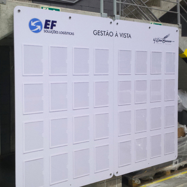 quadro de gestao a vista com bolsas de acrilico Quadro de metas para empresa: passo a passo + exemplos